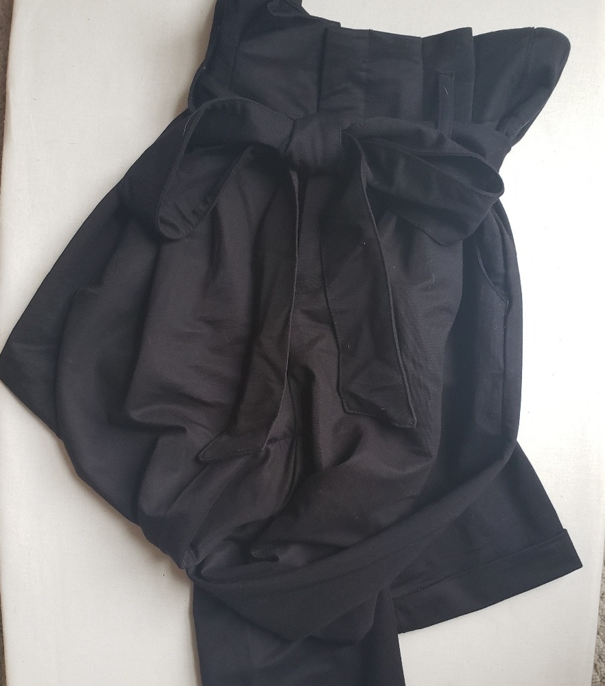 Trousers with bow and pleats